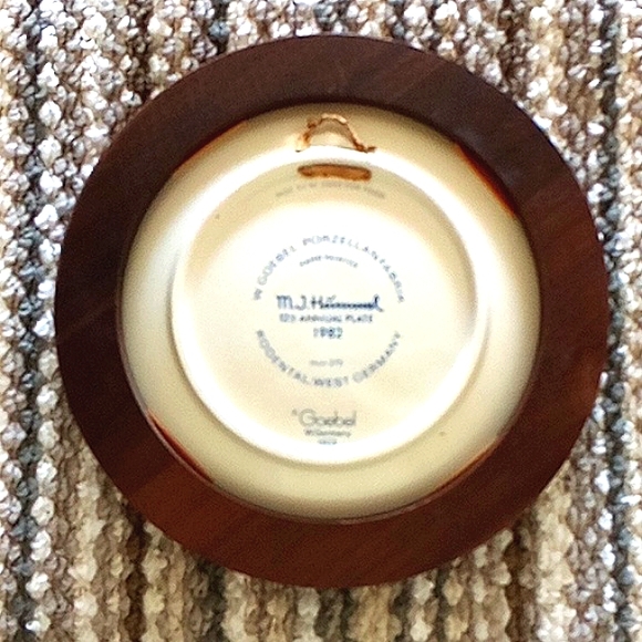 M.I.Hummel Decorative Plate 1982 - Picture 6 of 7